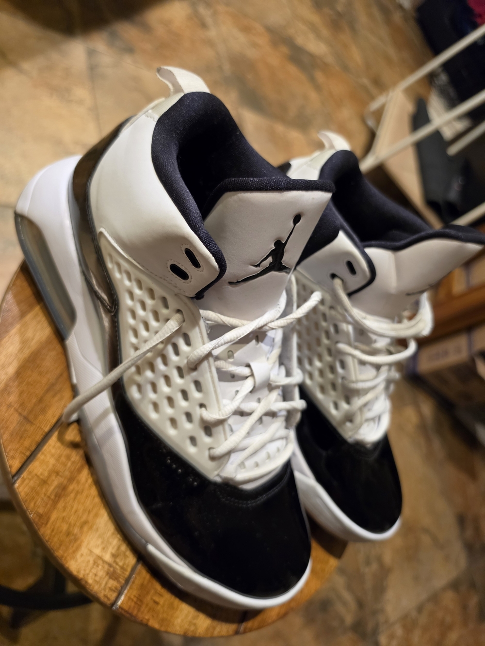 Jordan Maxin 200
Men’s White and Black Basketball Sneakers